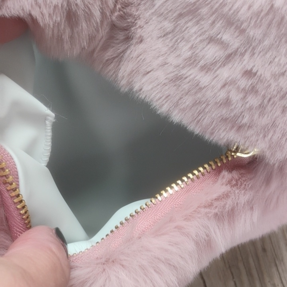 Pink Heart-Shaped Faux Fur Purse - Picture 5 of 6